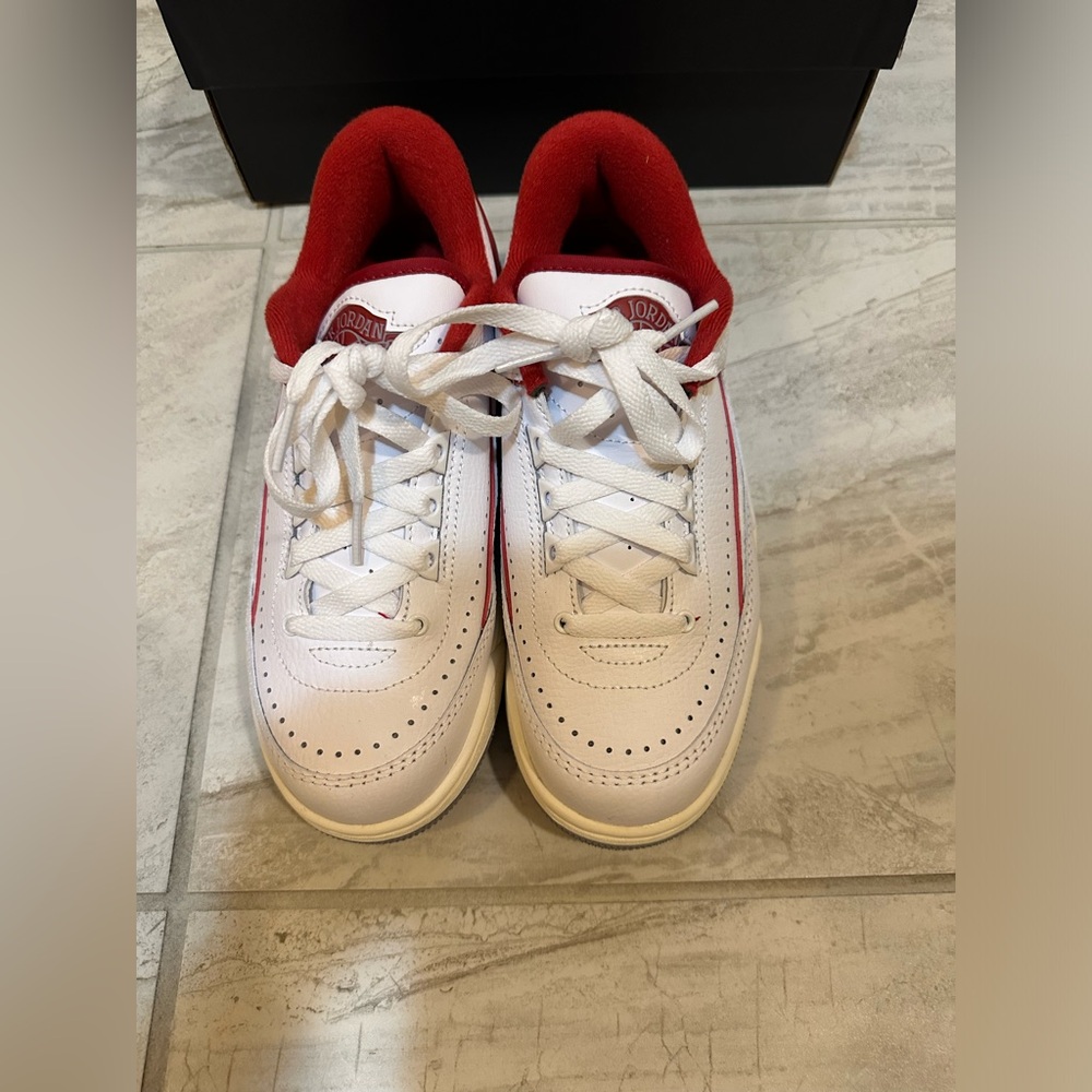 Air Jordan 2/3 size 5Y